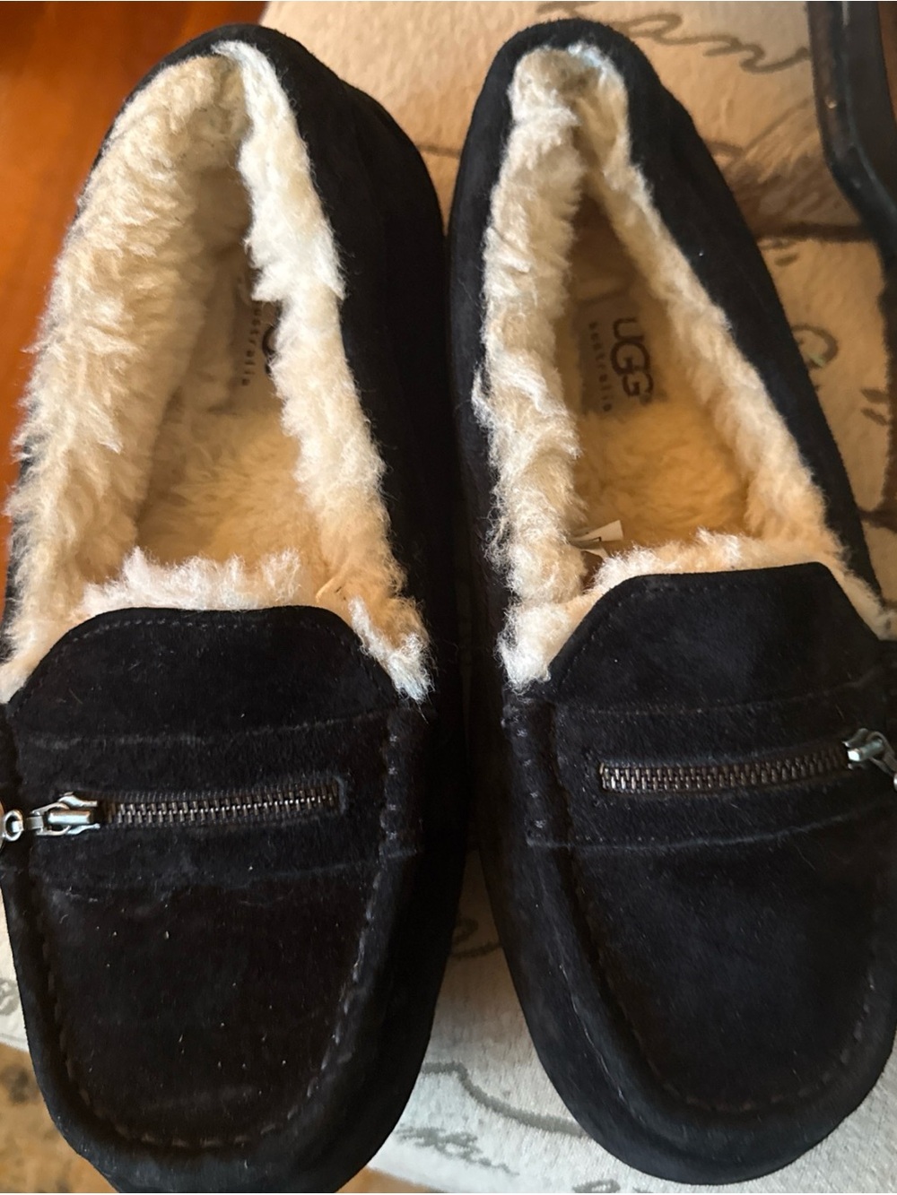 UGG Australia Ansley Charm Black Moccasins Slippers Size 8 Cozy Warm Comfort